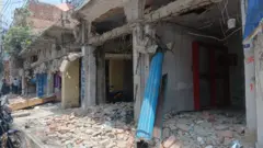 वीरगन्जको मुख्य सडक वरपर डोजर लगाएर संरचना भत्काएपछिको अवस्था