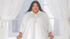 Oloogbe Allwell Ademola wọ aṣọ funfun balau 