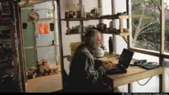 bob kull utiliza su computador en el interior de su cabaña en la Patagonia chilena