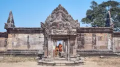 कंबोडिया और थाईलैंड की सीमा पर स्थित प्रेह विहेयर मंदिर भगवान शिव को समर्पित है.