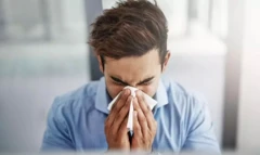 ชายสั่งน้ำมูก