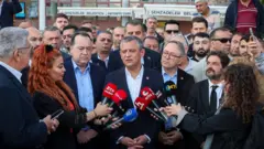 Özgür Özel ve arkadaşları bayram namazının ardından gazetecilerin sorularını yanıtladı