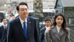 दक्षिण कोरियाचे राष्ट्राध्यक्ष यून सिक कियोल आणि त्यांच्या पत्नी किम क्योन 