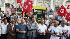 أنصار ائتلاف جبهة الإنقاذ الوطني التونسي المعارض يحملون لافتات طبع عليها صور السجناء السياسيين، خلال احتجاجهم على اعتقال بعض قادتهم وغيرهم من المنتقدين البارزين للرئيس التونسي في العاصمة التونسية، نهاية شهر سبتمبر الماضي.