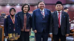 Menko PMK Muhadjir Effendy (kanan), Menko Perekonomian Airlangga Hartarto (kedua kanan), Menteri Keuangan Sri Mulyani (kedua kiri), Menteri Sosial Tri Rismaharini (kiri) berfoto bersama usai mengikuti sidang lanjutan sengketa hasil Pilpres 2024 di Mahkamah Konstitusi, Jakarta, Jumat (5/4/2024). 