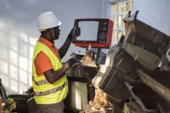 Mark Oluoch, un travailleur du secteur des déchets électroniques chez Waste