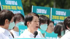 김영경 대한간호협회 회장이 16일 오전 서울 용산 대통령집무실 앞에서 기자회견을 열고, 앞서 윤석열 대통령이 간호법에 재의요구권(거부권)을 행사한 것과 관련해 입장을 발표하고 있다