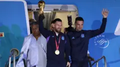 ميسي يحمل كأس العالم
