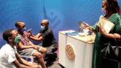 Abahungu bariko bariteza urukingo rwa Covid muri Afrika y'epfo