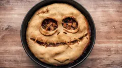 Яблочный пирог с крышкой в виде страшной морды