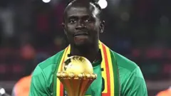 Sadio Mane pẹlu ife ẹyẹ aFCON lọwọ rẹ.