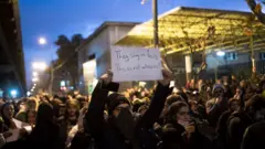 ဆန္ဒပြနေကြတဲ့ ကျောင်းသားတွေ