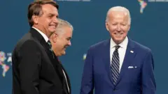 Bolsonaro e Biden, dois homens brancos idosos, de cabelo curto e terno