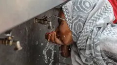 Wata mace tana shan ruwa