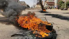 أغلق الرافضون للانقلاب الشوارع وركزوا المتاريس وأشعلوا الإطارات المطاطية