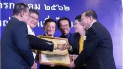 หัวหน้าและเลขาธิการ พท. ชุดเก่า ส่งมอบตำแหน่งให้หัวหน้า พท. คนใหม่เมื่อ 12 ก.ค. 2562 ซึ่งถือเป็นการยุติบทบาท "พ่อบ้าน" ของภูมิธรรมที่ทำมานาน 7 ปี