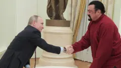 به غلط ادعا شده بود که اسیتون سیگال،‌ بازیگر سینما (سمت راست) همراه نیروهای روسیه در اوکراین مشغول جنگ است