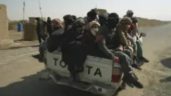 Афғонистондан чиқиб кетаётган инсонлар