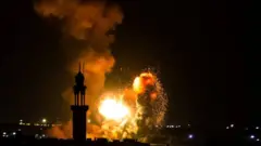 গাজা ভূখণ্ডে ইসরায়েলি বিমান হামলা।