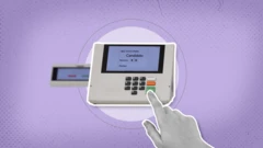 Mão votando em urna eletrônica