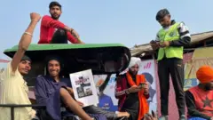 विवादास्पद कानुनहरू खारेज भएपछि किसानहरू हर्षोल्लास गर्दै