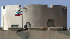 جنديان إيرانيان يقفان على برج مراقبة عند المثلث الحدودي بين إيران مع أفغانستان وباكستان