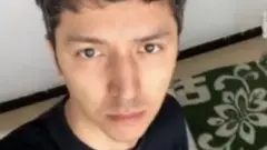 維吾爾人麥爾丹∙阿巴曾是中國的一名淘寶模特，但他卻如今出現在一個新疆空蕩蕩的房間裏。