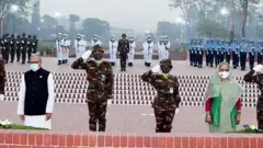 সাভারে জাতীয় স্মৃতিসৌধে রাষ্ট্রপতি আবদুল হামিদ এবং প্রধানমন্ত্রী শেখ হাসিনার শ্রদ্ধা নিবেদনের মাধ্যমে শুরু হয় আজকের স্বাধীনতা দিবসের আনুষ্ঠানিকতা।