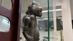 Cette photo prise le 22 novembre 2018 montre une statue exposée au Musée de la Civilisation d'Abidjan en Côte d'Ivoire.