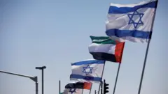 أعلام إسرائيلية وإماراتية
