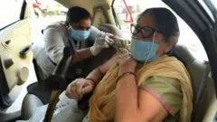 కోవిడ్-19 తీవ్రత ఎక్కువగా ఉండటంతో భారత్ వ్యాక్సీన్ ఎగుమతులపై పరిమితులు విధించింది.