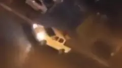 صورة ثابتة من شريط فيديو يظهر شاحنة تحمل بندقية