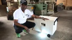 Henry Obasi bụ onye na-arụpụta akụrụngwa teknụzụ dị iche iche kọwara etu igwe ọkụ latrik ọ rụrụ jiri dị iche na nke ndị ọzọ.