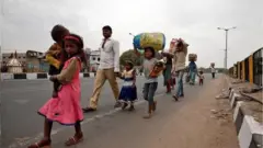 మహారాష్ట్రలో మళ్లీ వలస కూలీలు ఇళ్ల బాట పట్టారు