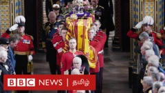 ராணியின் உடலுடன் புறப்பட்ட இறுதி ஊர்வலம் முதலாவதாக வெஸ்ட்மின்ஸ்டர் அபேவில் நின்றது. அங்கு ஆயிரக்கணக்கான மக்கள் கலந்து கொள்ளும் மதக் கூட்டம் நடைபெற்றது.