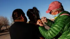 Criança sendo vacinada contra a covid-19 nos EUA
