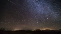 Rastros de meteoros e estrelas no céu