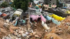 గోడ కూలిన ప్రాంతం
