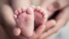 குழந்தையின் கால்கள்