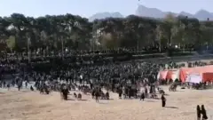 تصاویر متعددی از تجمع منتشر شده. چادر قرمز کشاورزان متحصن در وسط زاینده‌رود خشک دیده می‌شود