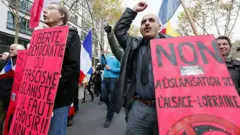 Militantes del grupo Riposte laïque protestando en contra del "fascismo islamista".