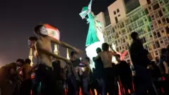 يتظاهرون ثم يمرحون ويرقصون