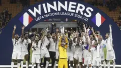 Fransa'nın kaptanı kaleci Hugo Lloris, şampiyonluk kupasını kaldırıyor