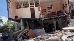 بناية متهدمة