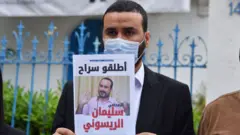الصورة: من وقفة مساندة لسليمان الريسوني أمام نقابة الصحفيين التونسيين في تونس