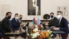 Libya Devlet Başkanı Menfi (solda) Yunanistan Başbakanı Miçotakis ile (sağda) Atina'da görüştü