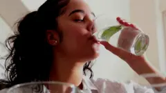 પાણી પીતી મહિલા