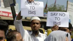 say no to ISIS என்ற பதாகை ஏந்தியிருக்கும் முஸ்லிம்கள்.
