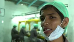 ਲੱਕੜ ਦੇ ਖਿਡੌਣੇ ਬਣਾਉਂਦੀਆਂ ਔਰਤਾਂ