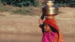 કચ્છના ભુજમાં માનવ અને પશુ એક જ સ્રોતમાંથી પાણી પીવા મજબૂર
